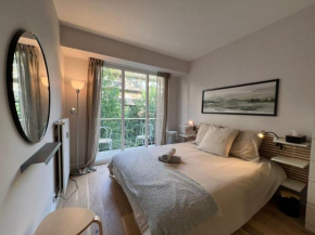Parisian Charm Close Trocadero